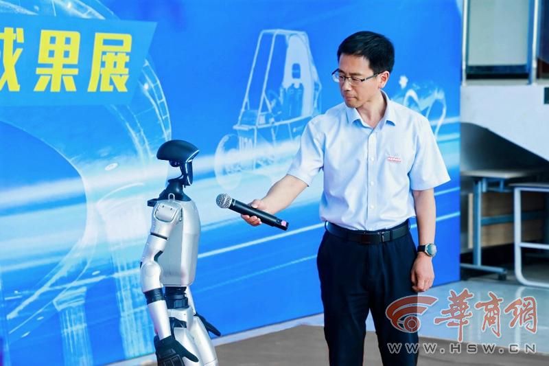“网红”机器狗来了！西安科技大学人工智能学院在科技周展示丰硕成果