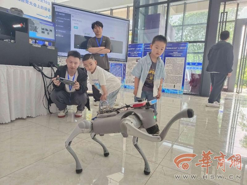 “网红”机器狗来了！西安科技大学人工智能学院在科技周展示丰硕成果