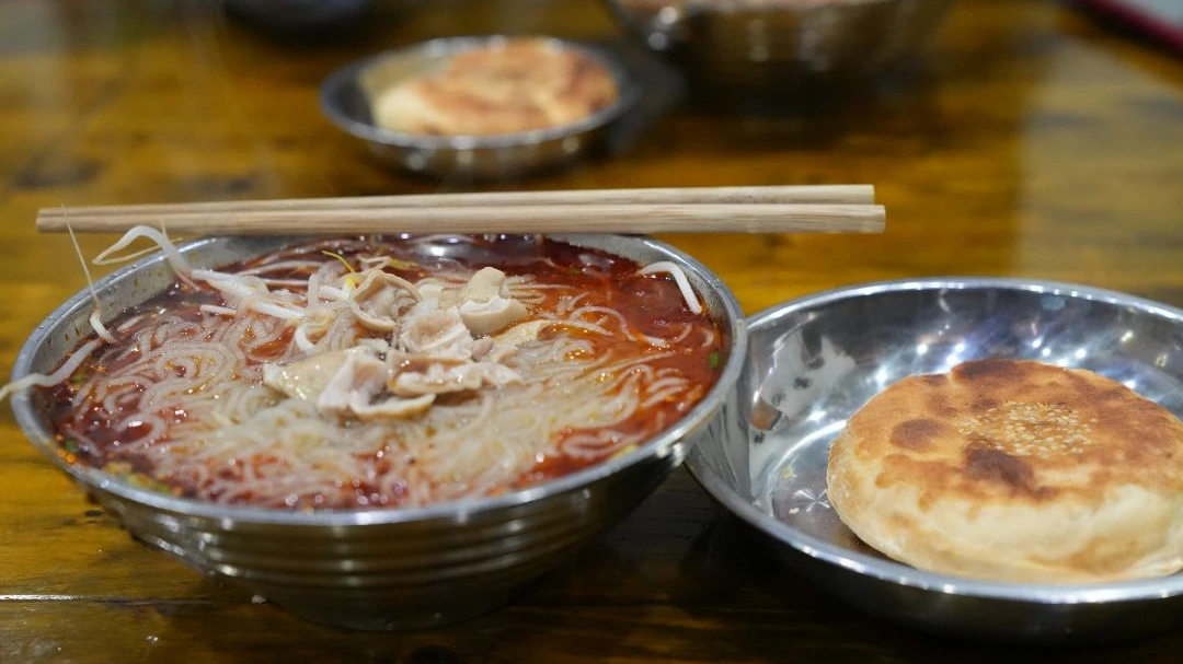 早餐江湖：一碗面里的岁月，一口汤中的彭州