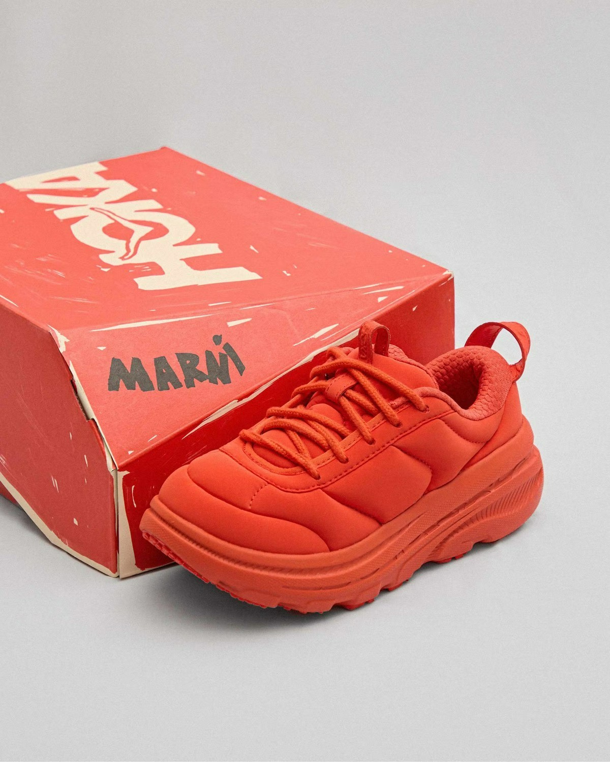朴山多拉上脚！HOKA「联名面包鞋」市价是……