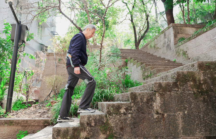 五一小长假谁在无痛爬黄山？年轻人比老年人更需要……