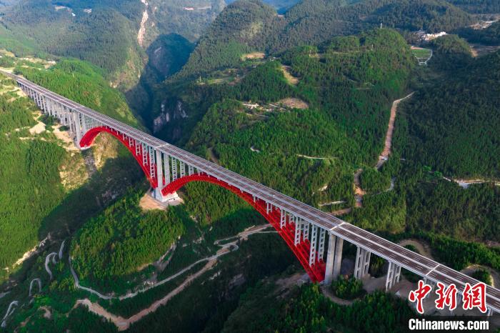 渝湘复线高速公路双堡特大桥斩获桥梁界“诺贝尔奖”