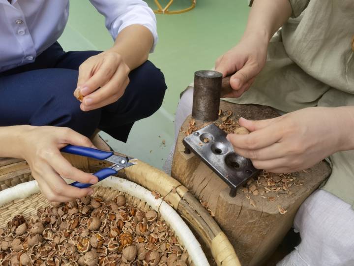 怎样才能剥出一颗完整的山核桃“团圆仁”？临安资深人士传授独门秘技