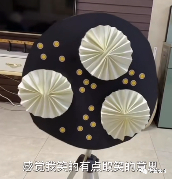山东小女孩自制“花圈”做生日礼物，爸爸收到后哭笑不得！网友：差点送走