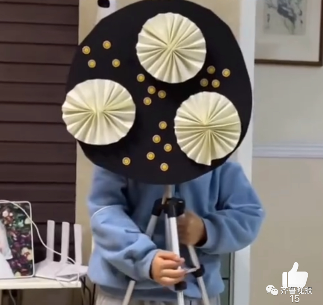 山东小女孩自制“花圈”做生日礼物，爸爸收到后哭笑不得！网友：差点送走