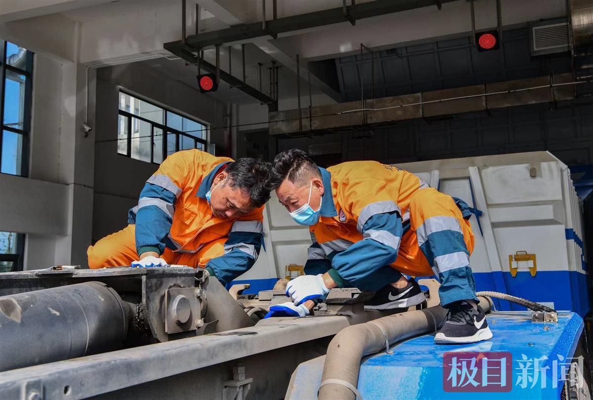 好学钻研成技改能手，成立劳模工作室带徒弟，劳模环卫工十年省油100多万元