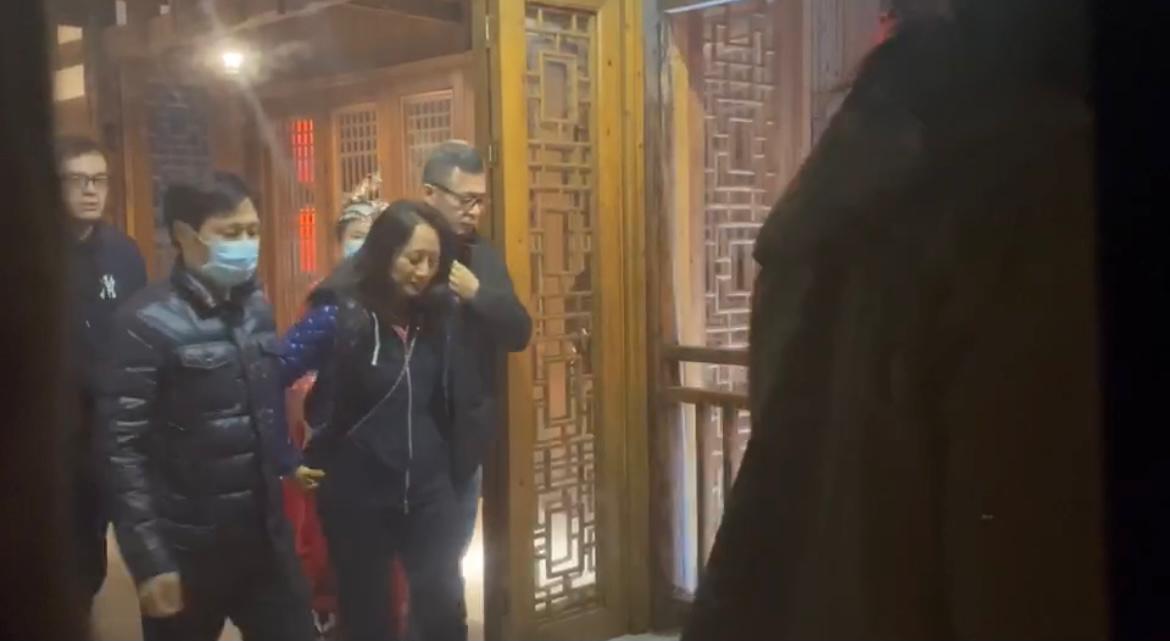 孟晚舟游张家界喝“拦门酒”,网友:祖国的山水*美,也**