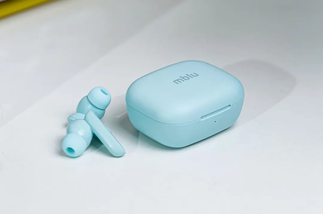 魅蓝 Blus+ 主动降噪耳机发布：新增低延时游戏模式与天青配色，售价 219 元