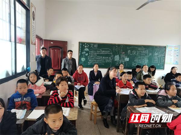 隆回縣周旺中心小學(xué)同課異構(gòu)展風(fēng)采(圖2)