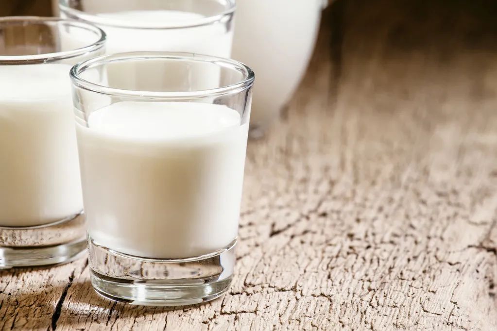 喝牛奶有“6错误2禁忌”，别再犯了！把营养都浪费了