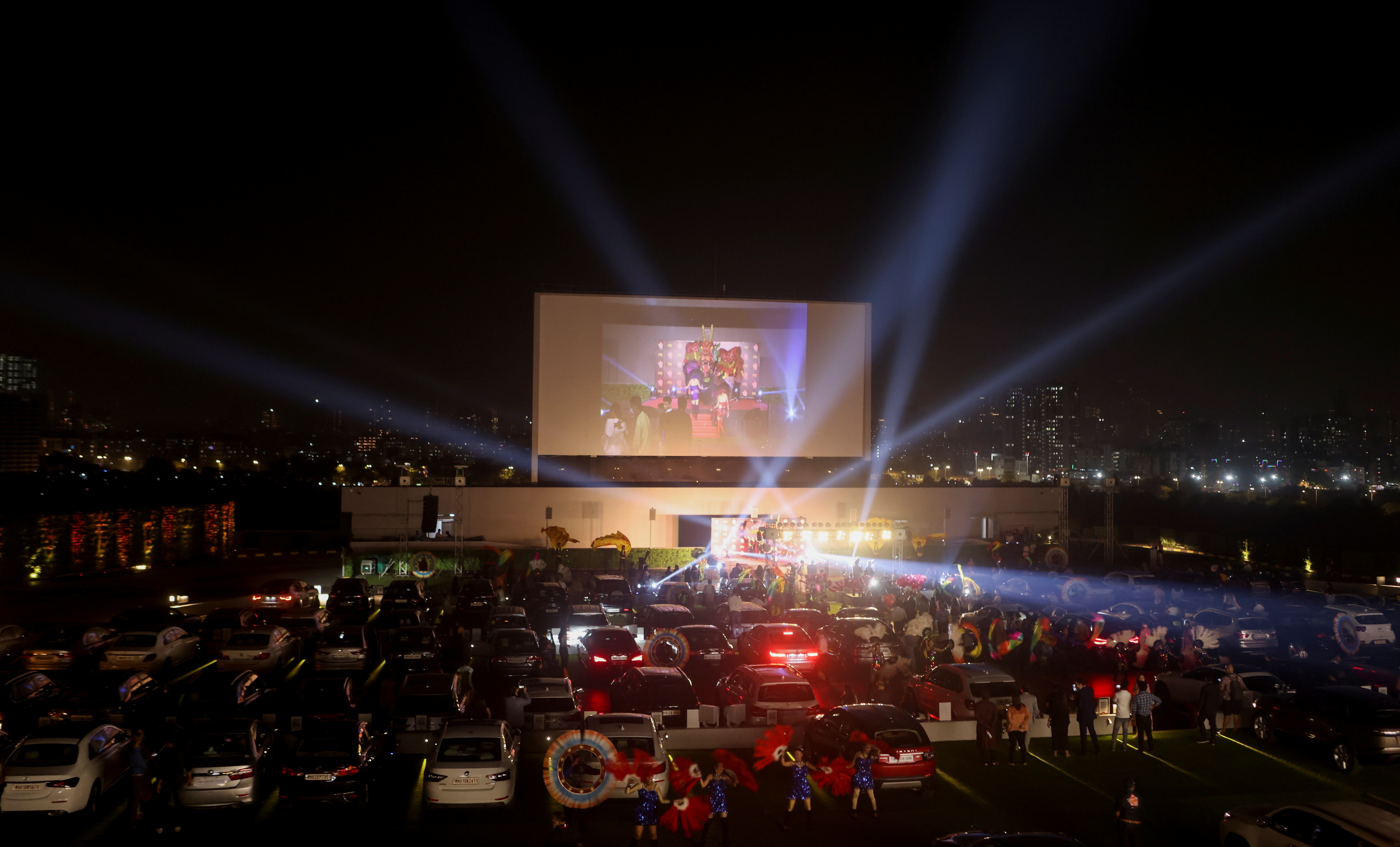 印度：新开业的“汽车电影院”
