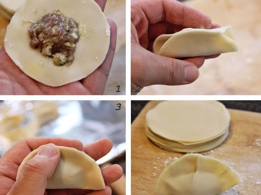 05 大肚饺饺子皮中间放少许的馅,饺子皮边缘用手指沾水.
