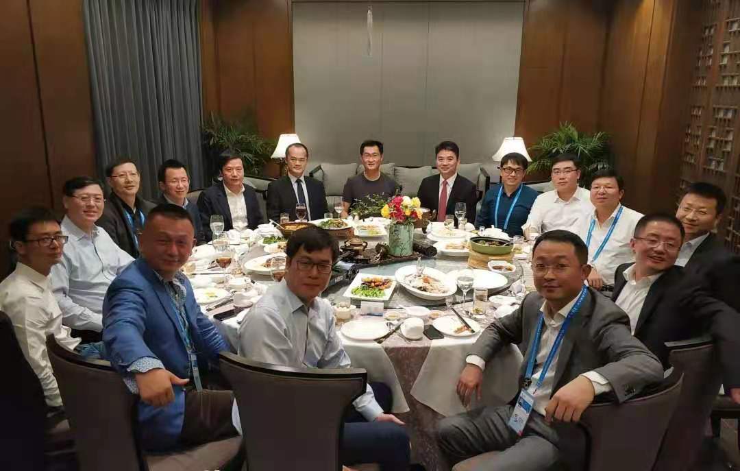 初涉社交，却与你谈笑风生，思想交汇如清泉流淌。