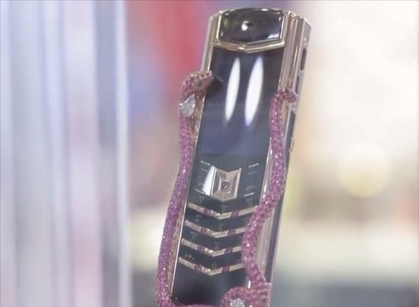 289万的4G手机？VERTU眼镜蛇手机亮相 镶441颗宝石