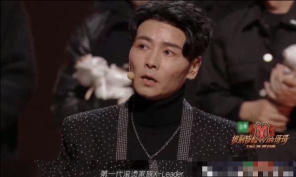 蔡少芬晒吻照，庆祝老公当队长，网友调侃张晋摆脱“软饭男”称号