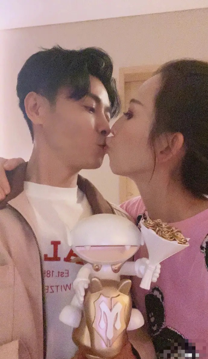 蔡少芬晒吻照，庆祝老公当队长，网友调侃张晋摆脱“软饭男”称号