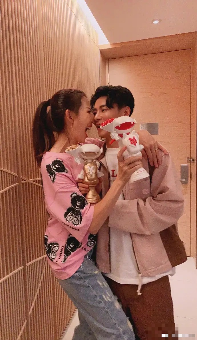 蔡少芬晒吻照，庆祝老公当队长，网友调侃张晋摆脱“软饭男”称号