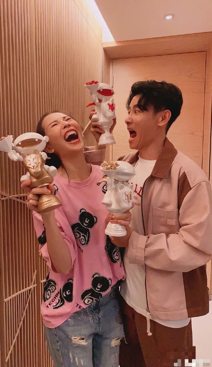 蔡少芬晒吻照，庆祝老公当队长，网友调侃张晋摆脱“软饭男”称号