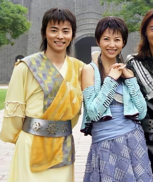 蔡少芬晒吻照，庆祝老公当队长，网友调侃张晋摆脱“软饭男”称号