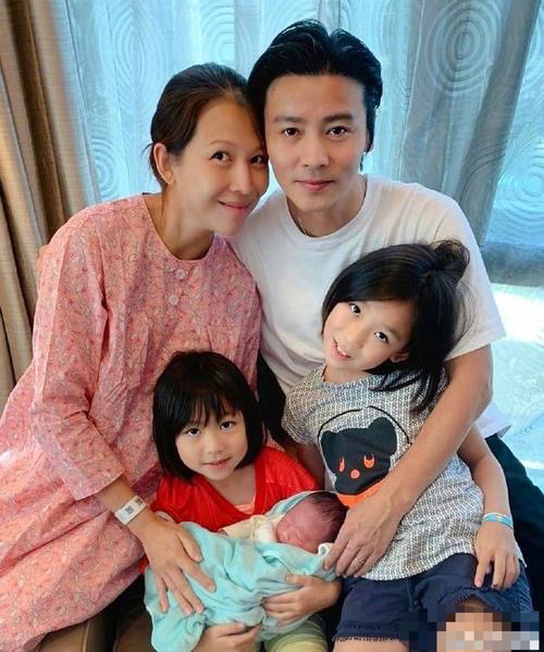 蔡少芬晒吻照，庆祝老公当队长，网友调侃张晋摆脱“软饭男”称号