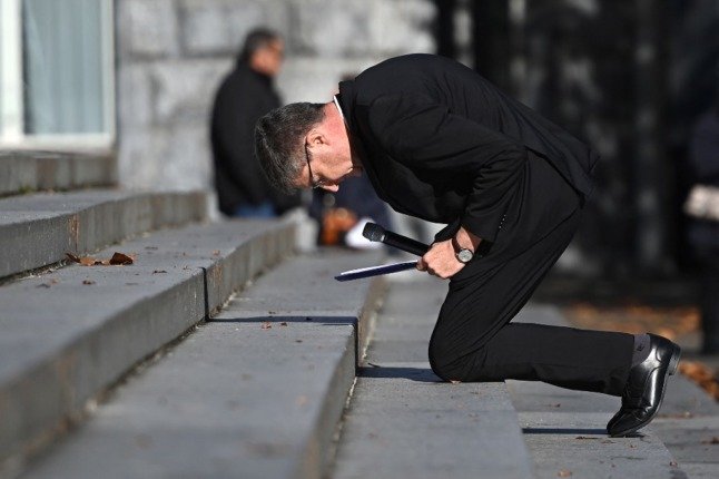 法国天主教神职人员70年性侵21.6万未成年人，主教团下跪忏悔