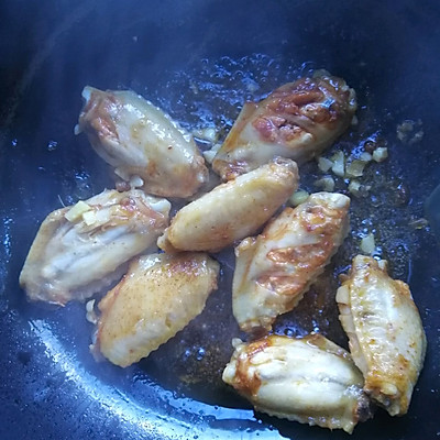 烧鸡翅的制作方法及配料（简单好吃的红烧鸡翅做法）