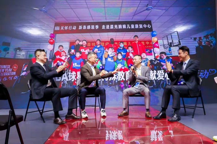 魔术师约翰逊“穿越”进博会，中国移动咪咕黑科技解锁NBA观赛新体验