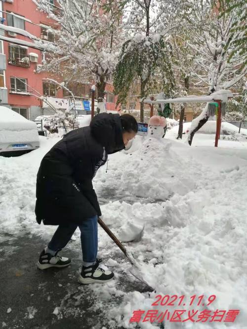 80年代学生扫雪图片