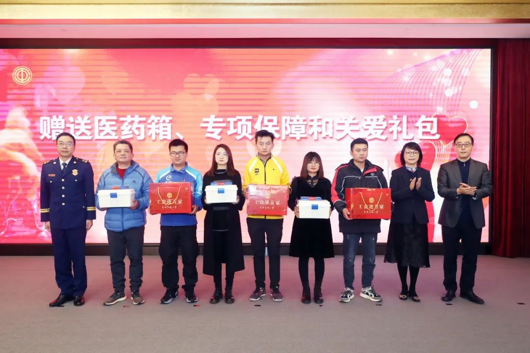 送快递小哥什么礼物（快递小哥需要什么礼物）