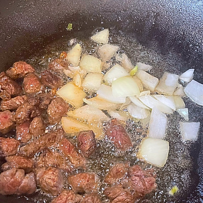 牛肉燜飯,