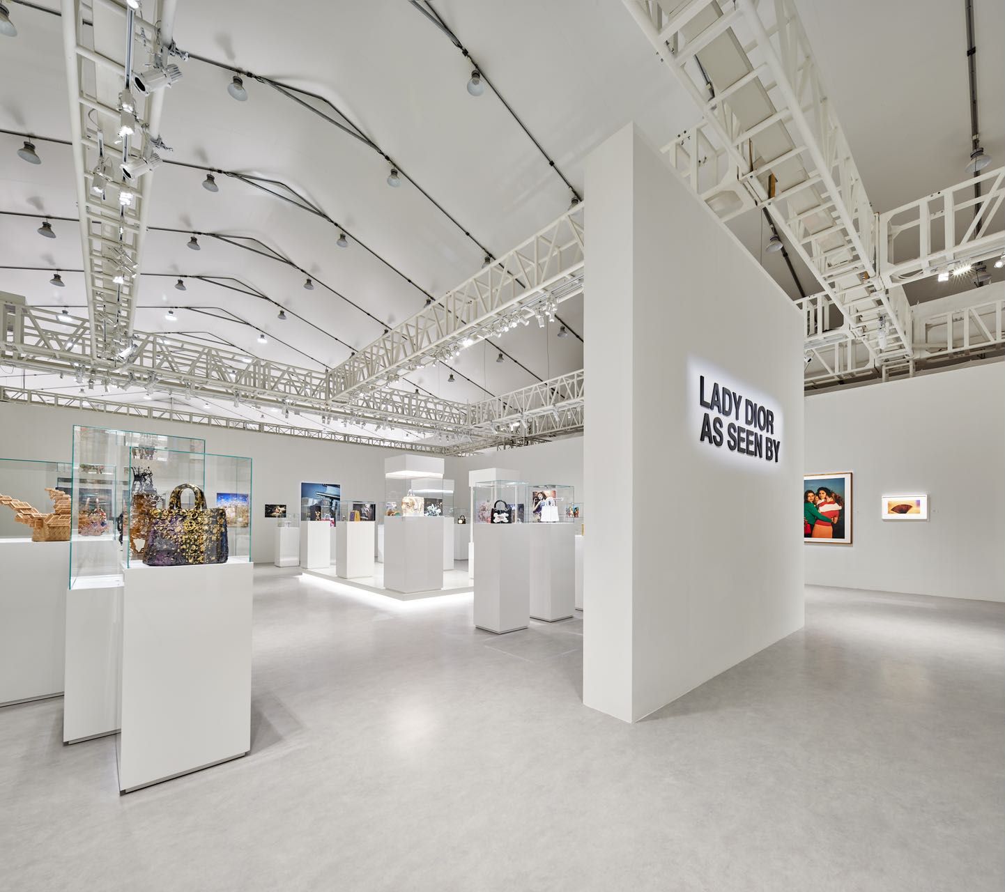 时尚和艺术的关系如何诠释？迪奥做了场重构Lady Dior的展览