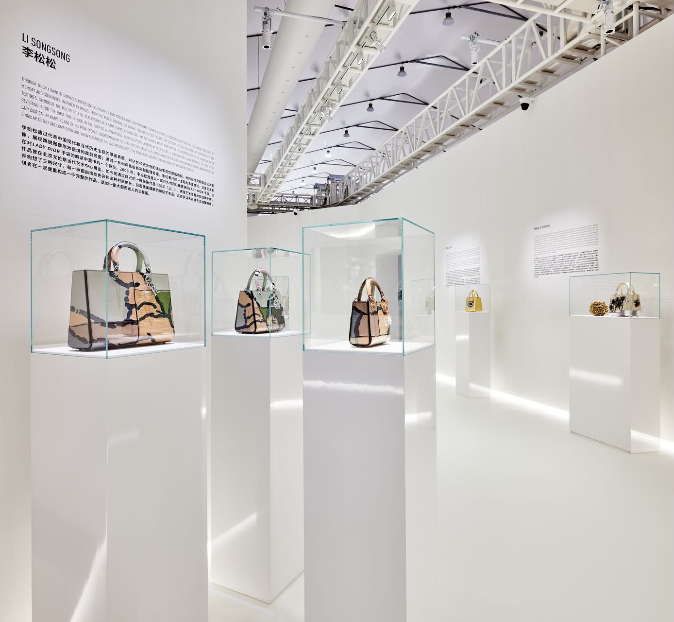 时尚和艺术的关系如何诠释？迪奥做了场重构Lady Dior的展览