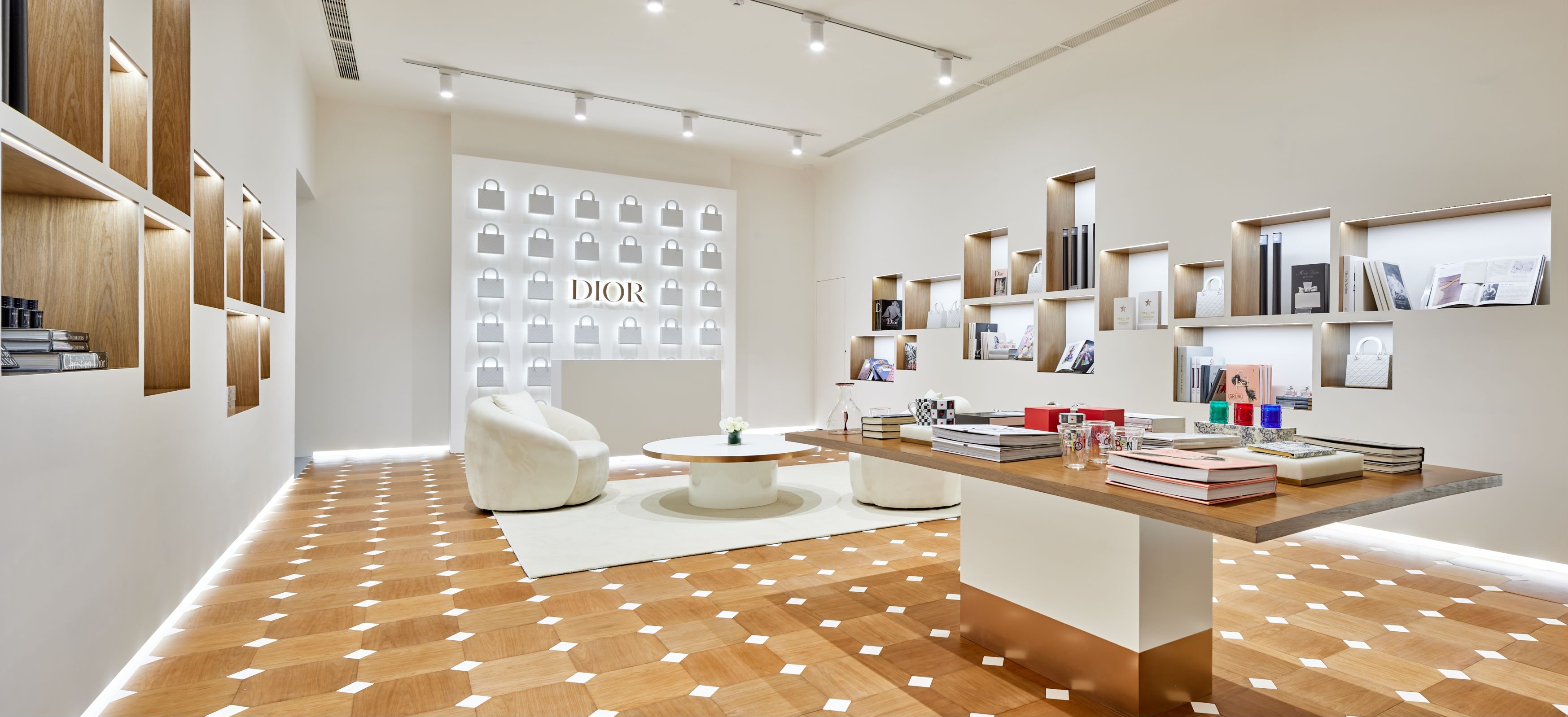 时尚和艺术的关系如何诠释？迪奥做了场重构Lady Dior的展览