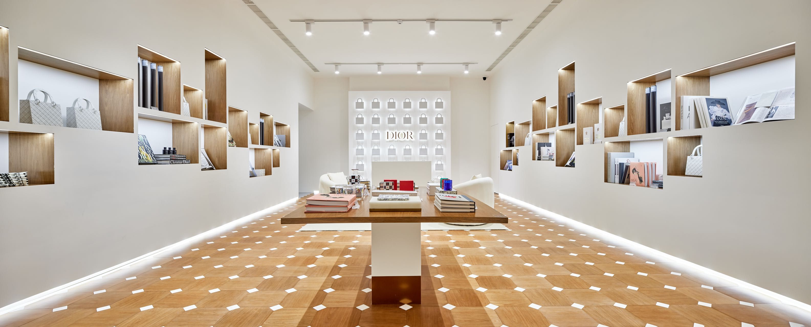 时尚和艺术的关系如何诠释？迪奥做了场重构Lady Dior的展览