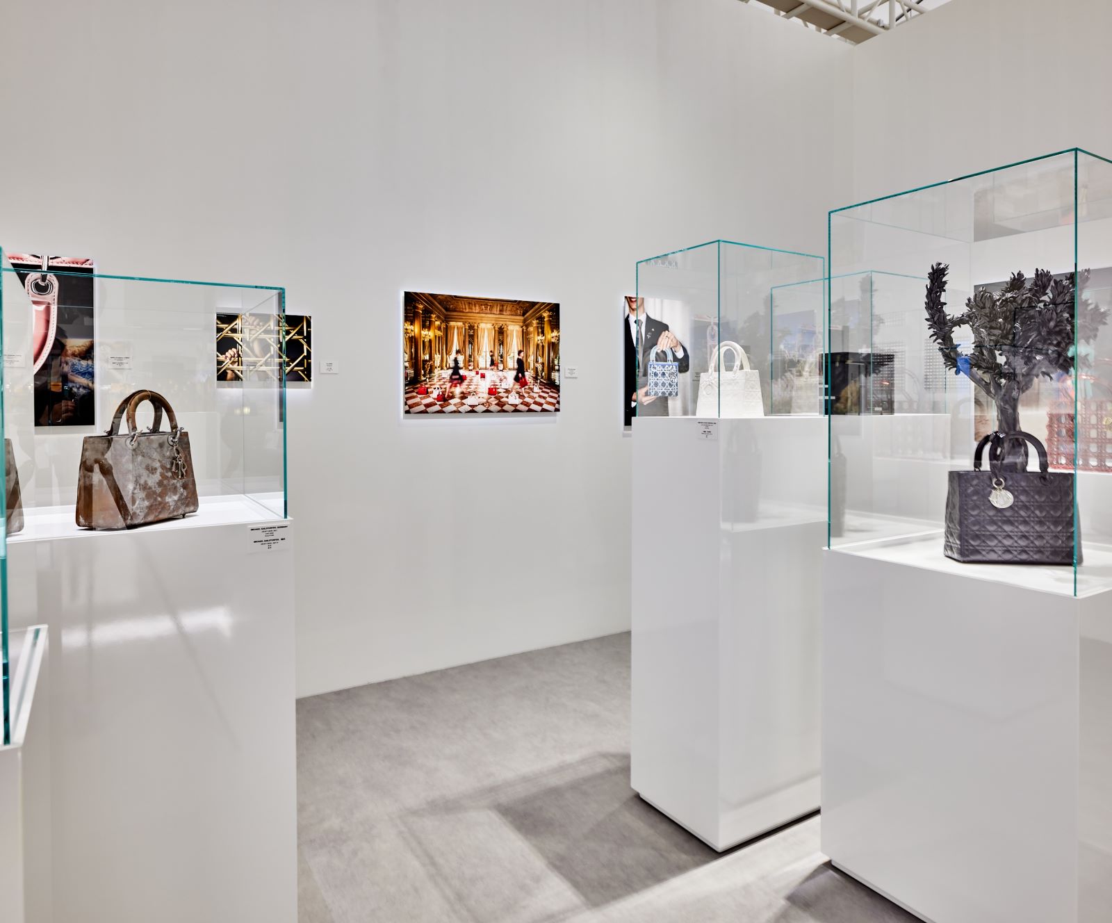 时尚和艺术的关系如何诠释？迪奥做了场重构Lady Dior的展览