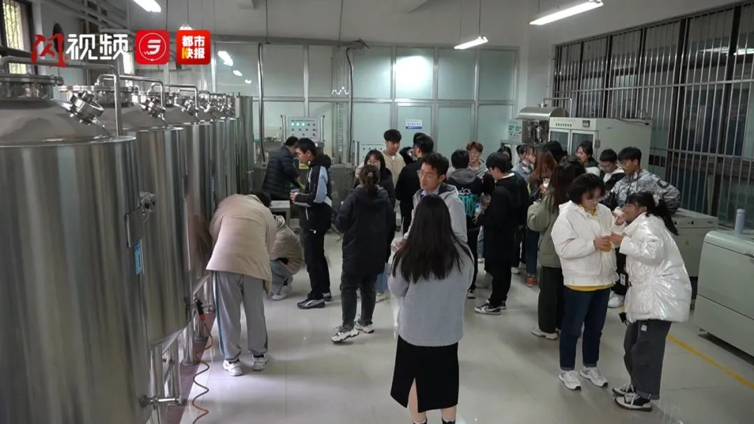 陕西一高校学生在课堂上集体喝啤酒 网友：忒色！