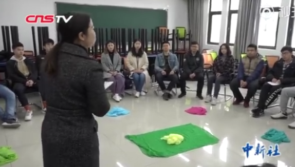 陕西一高校学生在课堂上集体喝啤酒 网友：忒色！