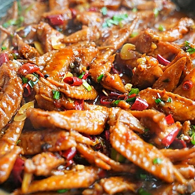 盛出备用4,锅里下干辣椒和辣椒酱炒出红油下鸡翅尖5,盛出来撒上葱花6