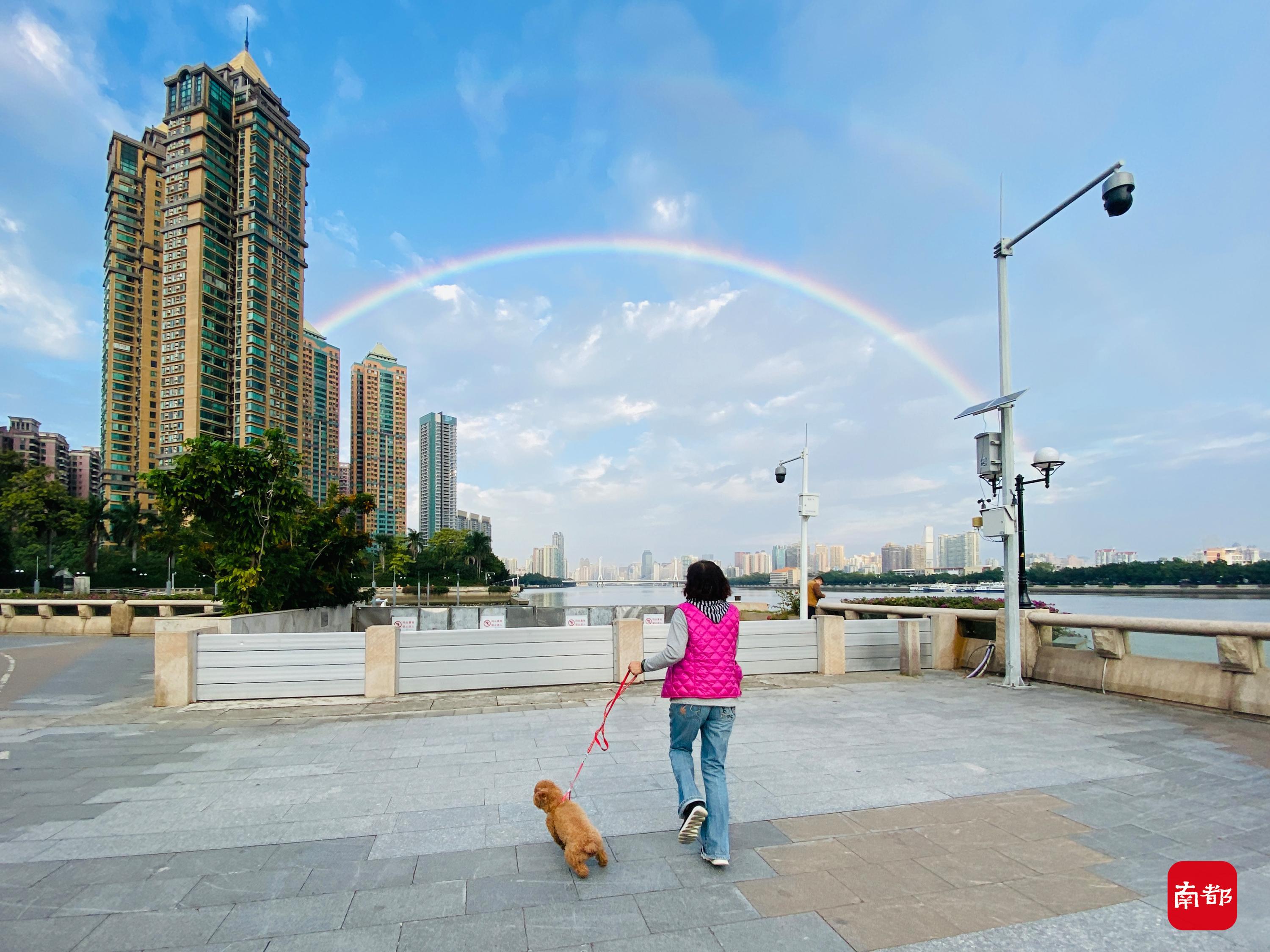 广州双彩虹横跨珠江！广先生一边钓鱼一边看彩虹，很悠闲。
