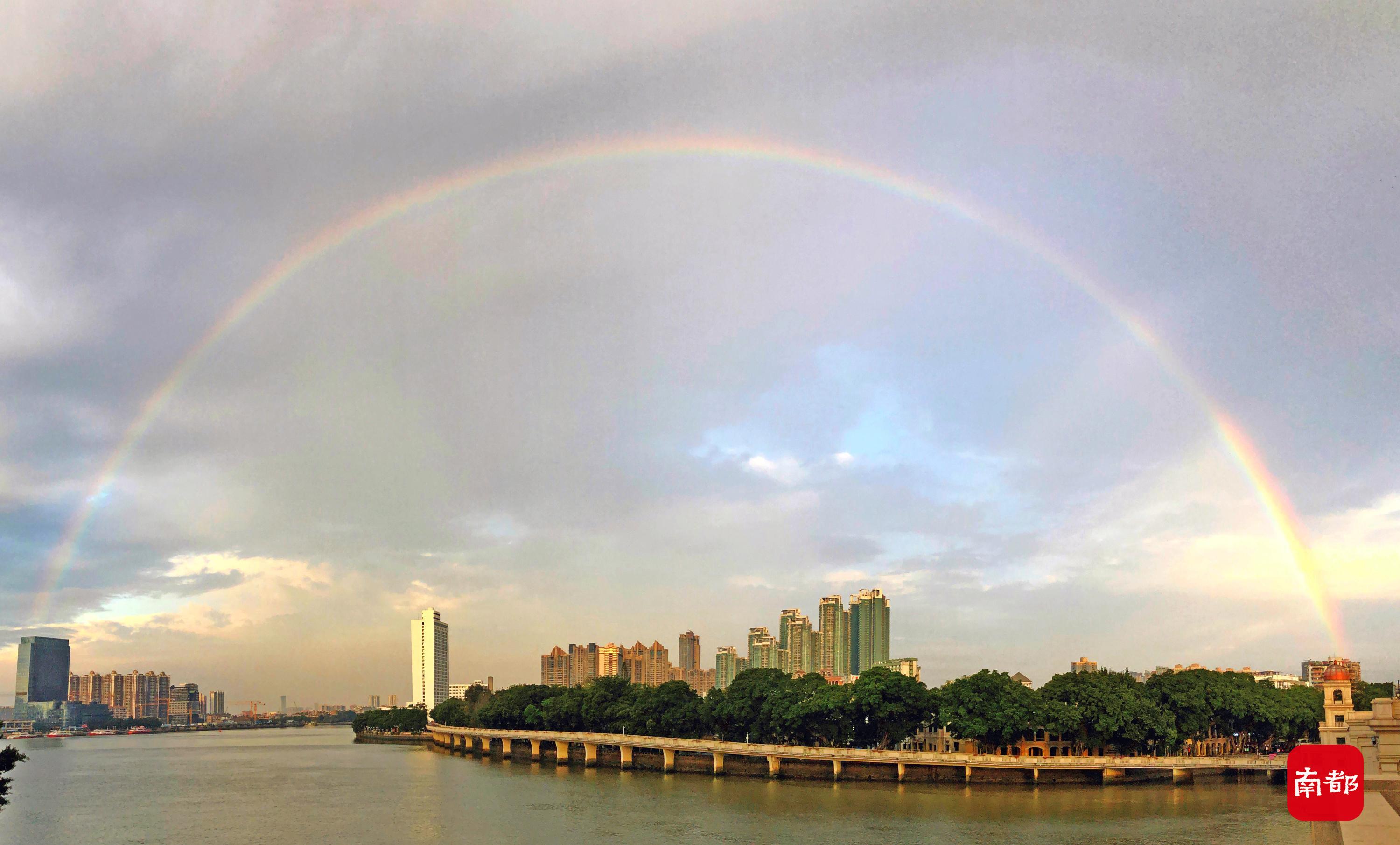广州双彩虹横跨珠江！广先生一边钓鱼一边看彩虹，很悠闲。