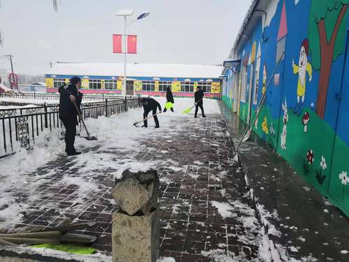 昌圖縣毛家店小學清除校園積雪 保學生平安(圖1)