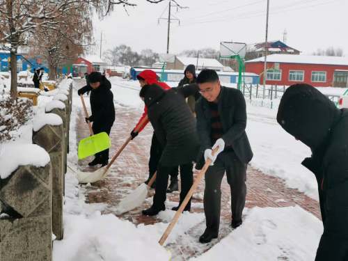 昌圖縣毛家店小學清除校園積雪 保學生平安(圖2)