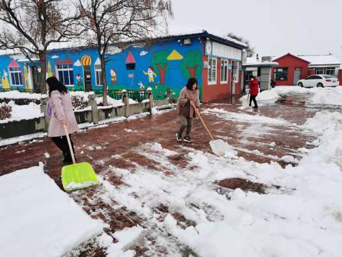 昌圖縣毛家店小學清除校園積雪 保學生平安(圖3)