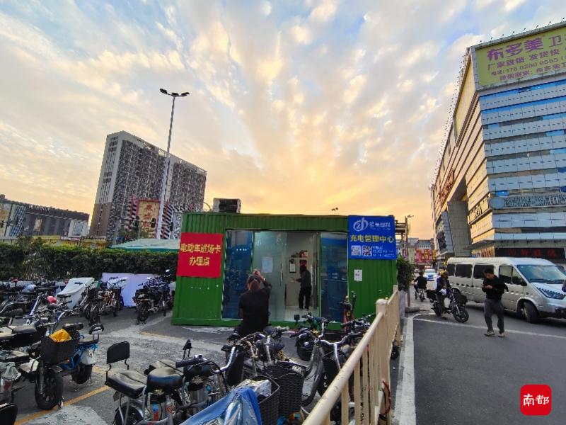 广州一纺织城规定电动车进场须办卡，每张收费50元引质疑