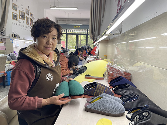 今天这里很暖！上城区丁兰街道不少老人收到暖心礼物——来自“巧大姐”的手工棉拖鞋