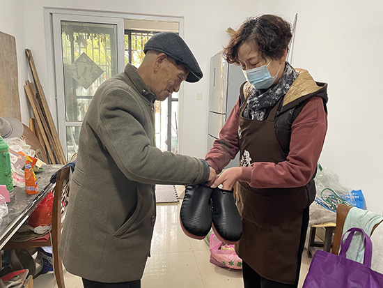 今天这里很暖！上城区丁兰街道不少老人收到暖心礼物——来自“巧大姐”的手工棉拖鞋