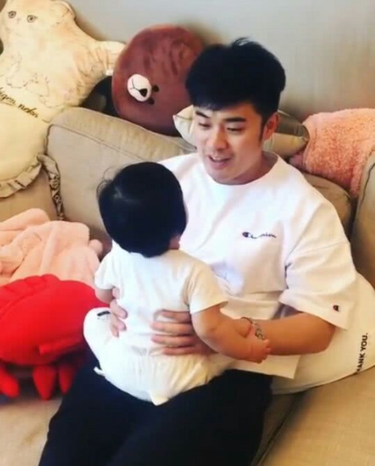 张子萱与陈赫在豪宅秀恩爱，结婚6年事业家庭双丰收，婆媳关系让人羡