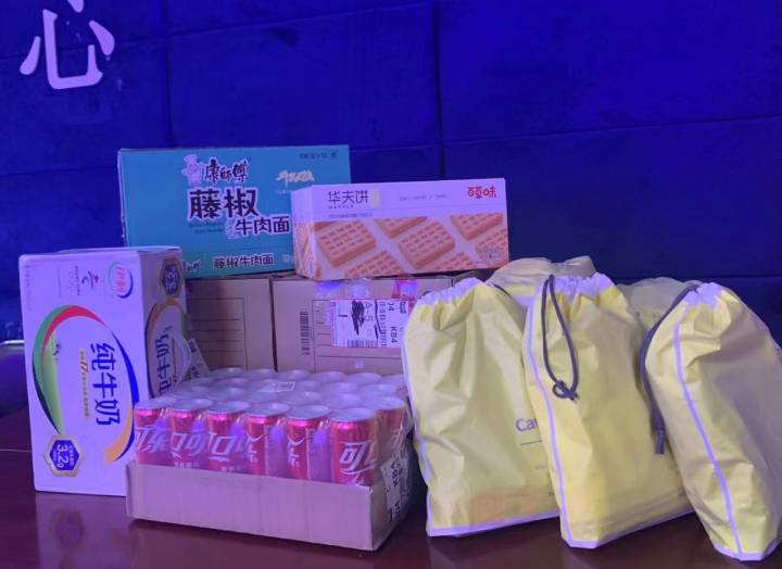 两个热心小伙给杭州消防员送礼物，有泡面有饮料，还有……消防员们脸红了
