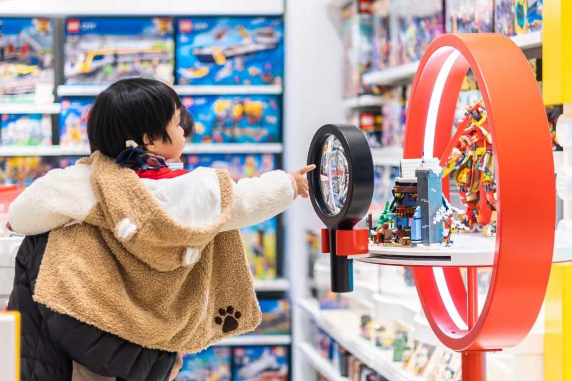 图说│“游乐园”搬进传统零售店，上海乐高探索中心礼品店焕新升级，尽享自由拼搭乐趣