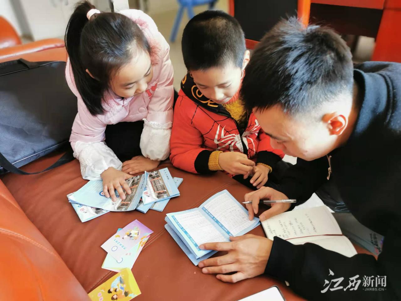 吉州區(qū)鳳凰小學(xué)“閱讀銀行”書香陣陣(圖1)